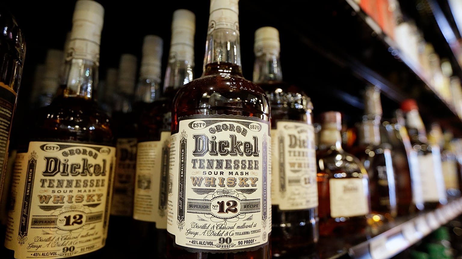 Botellas de whisky George Dickel de Tennessee se exhiben en una licorería el martes 10 de junio de 2014 en Nashville, Tennessee.