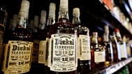 Botellas de whisky George Dickel de Tennessee se exhiben en una licorería el martes 10 de junio de 2014 en Nashville, Tennessee.