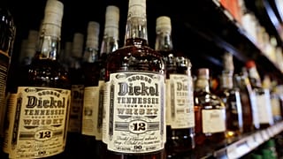 Botellas de whisky George Dickel de Tennessee se exhiben en una licorería el martes 10 de junio de 2014 en Nashville, Tennessee.