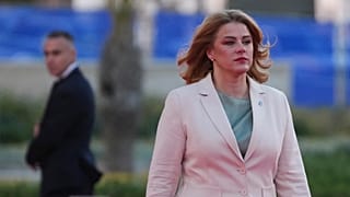 A primeira-ministra da Letónia, Evika Silina, chega à Cimeira da UE em Ayia Napa, Chipre, quinta-feira, 23 de abril de 2026. (AP Photo/Petros Karadjias)