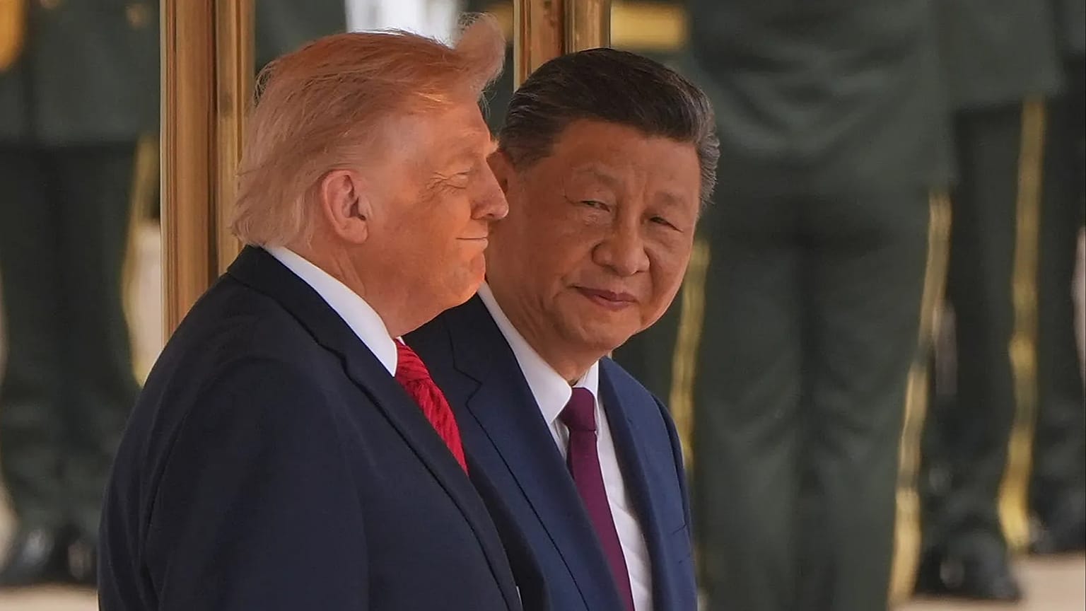 El presidente estadounidense Donald Trump participa en una ceremonia de bienvenida con Xi Jinping en el Gran Palacio del Pueblo de Pekín el 14 de mayo de 2026