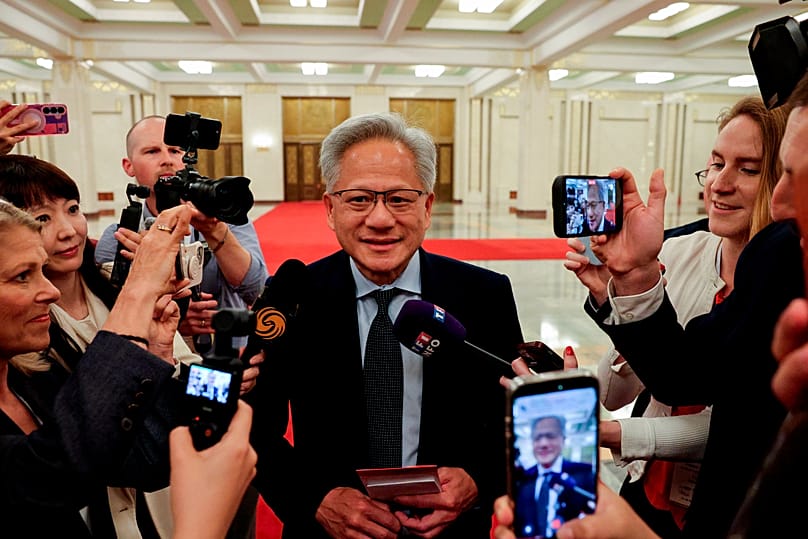 El consejero delegado de Nvidia, Jensen Huang, atiende a los medios durante una reunión con el primer ministro chino Li Qiang y otros representantes empresariales estadounidenses en Pekín, 14 de mayo de 2026