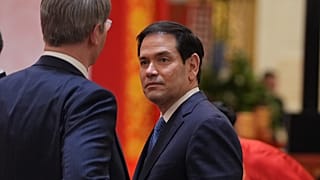 El secretario de Estado Marco Rubio, en el centro, y Elon Musk, a la derecha, llegan antes de una cena de Estado en el Gran Salón del Pueblo el 14 de mayo de 2026 en Pekín.