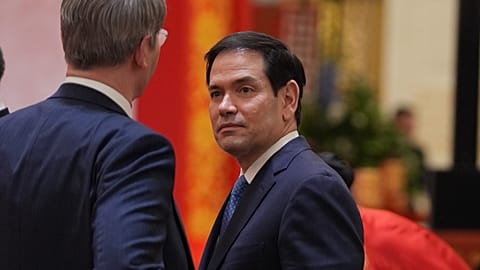 El secretario de Estado Marco Rubio, en el centro, y Elon Musk, a la derecha, llegan antes de una cena de Estado en el Gran Salón del Pueblo el 14 de mayo de 2026 en Pekín.