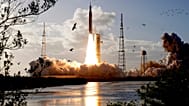 ARQUIVO - Foguetão lunar Artemis II da NASA descola da plataforma de lançamento 39-B do Centro Espacial Kennedy, em Cabo Canaveral, Florida, quarta-feira, 1 de abril de 2026