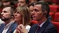 El presidente del Gobierno español, Pedro Sánchez, y su esposa, Begoña Gómez, asisten a un discurso en la Universidad de Tsinghua en Pekín, China, el lunes 13 de abril de 2026