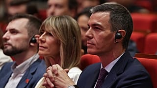 El presidente del Gobierno español, Pedro Sánchez, y su esposa, Begoña Gómez, asisten a un discurso en la Universidad de Tsinghua en Pekín, China, el lunes 13 de abril de 2026