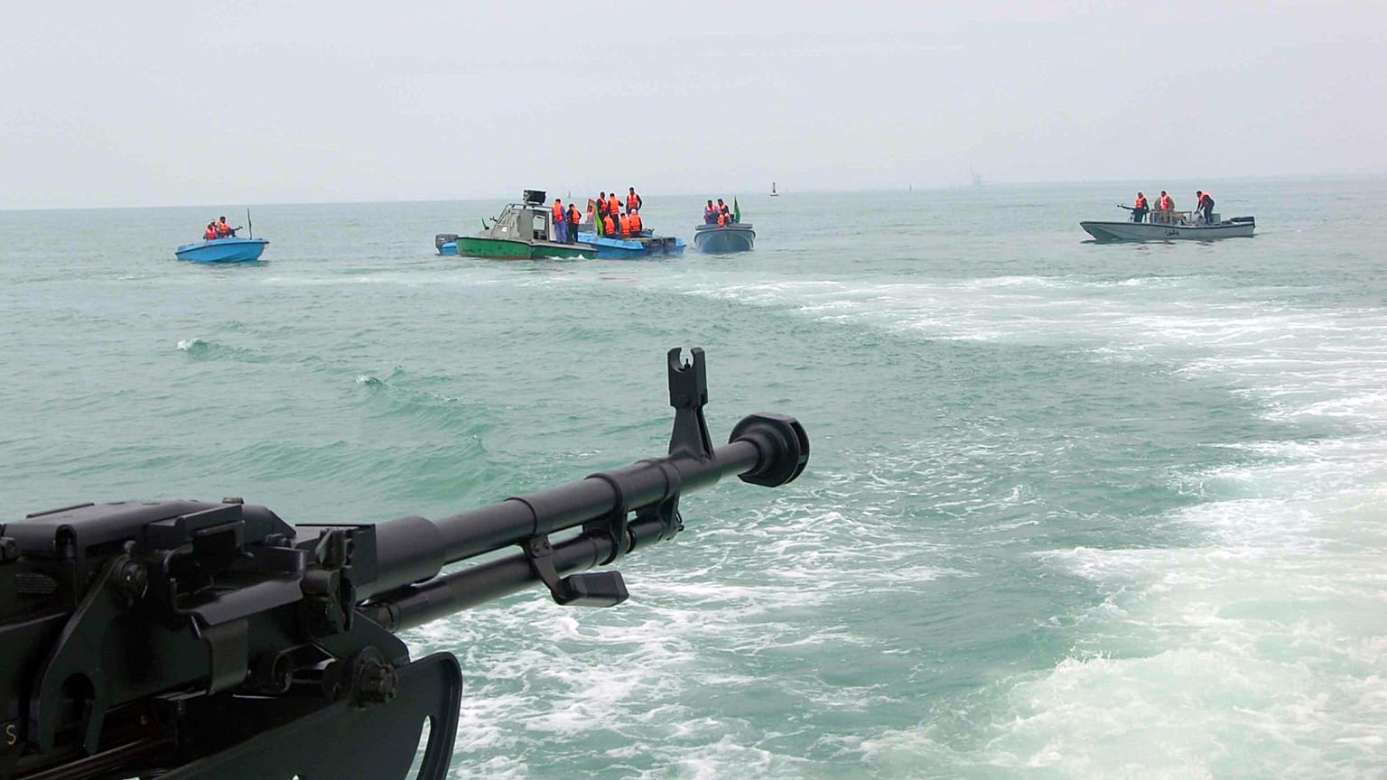 FILE: Membri dell'élite iraniana delle Guardie Rivoluzionarie (IRGC) partecipano alle manovre nel Golfo Persico il 3 aprile 2006.
