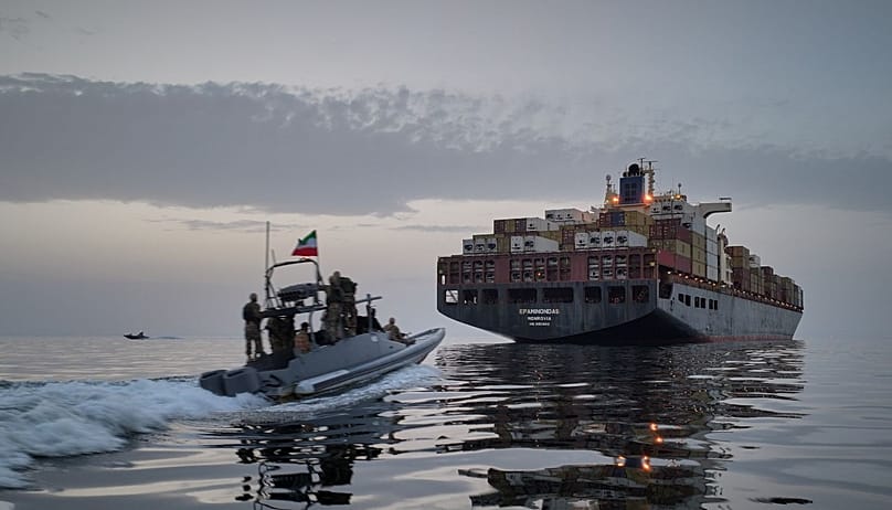 Un motoscafo della Guardia Rivoluzionaria della Marina si avvicina al cargo Epaminondas 
