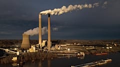 Ein Lastkahn auf dem Ohio passiert das Kohlekraftwerk Mountaineer bei New Haven im US-Bundesstaat West Virginia, am 13. März 2026.