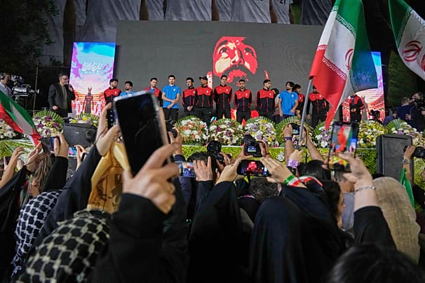  در طول سالهای اخیر، حضور بازیکنان تیم ملی در کنار مقام‌های حکومتی باعث شده تا بخش قابل توجهی از جامعه ایرانی انتقادهایی را نسبت به بازیکنان تیم ملی مطرح کند