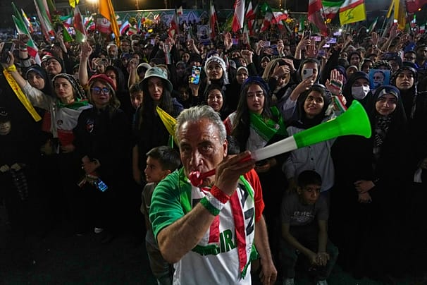 تصویری از کسانی که در تجمع حمایت از تیم ملی فوتبال ایران حضور داشتند