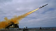 Um Kongsberg Naval Strike Missile é lançado de um navio de combate litoral da Marinha dos EUA ao largo da costa da Califórnia, 23 de setembro de 2014 
