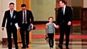 Elon Musk, a Tesla vezérigazgatója (jobbra), fiával, X Æ A-Xii-vel érkezik Li Qiang kínai kormányfő és amerikai üzleti vezetők találkozójára.