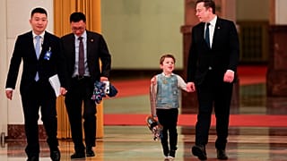 Tesla-Chef Elon Musk (rechts) trifft mit seinem Sohn X Æ A-Xii zum Treffen von Chinas Premier Li Qiang mit Vertretern der US-Wirtschaft ein.