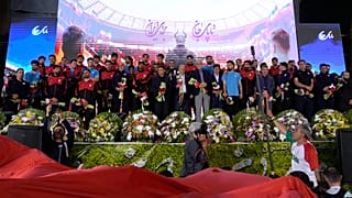 Los jugadores de la selección nacional de fútbol de Irán son recibidos por aficionados durante un acto progubernamental en apoyo de la selección en el Mundial