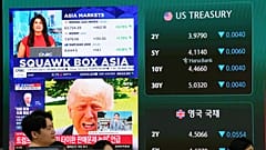 ARCHIV: Asiatischer Markt auf einem Bildschirm im Devisenhandelsraum der Hana-Bank-Zentrale in Seoul, Südkorea, 14. Mai 2026.
