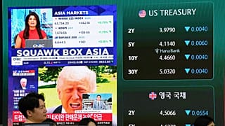 ARCHIVO - Imagen del mercado asiático en una pantalla en la sala de negociación de divisas de la sede del Hana Bank en Seúl, Corea del Sur, el 14 de mayo de 2026.