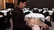 David Park, dipendente del Lotte Hotel Seoul, con addosso telecamere, piega tovaglioli per i banchetti, pulisce i bicchieri e prepara i tavoli.