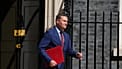 Wes Streeting egészségügyi és szociális ügyekért felelős államtitkár elhagyja a Downing Street 10. szám alatti épületet a kabinet ülése után, London, 2026. május 12.