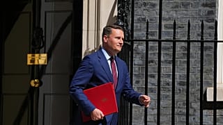 El ministro británico de Sanidad, Wes Streeting, abandona el número 10 de Downing Street tras una reunión del gabinete en Londres, el 12 de mayo de 2026.