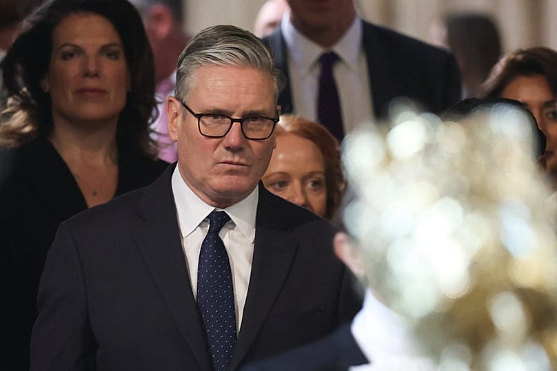 O primeiro-ministro britânico, Keir Starmer, caminha pela Câmara dos Comuns para assistir à abertura do Parlamento em Londres, a 13 de maio de 2026