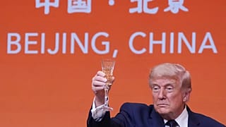 El presidente Donald Trump propone un brindis durante una cena de Estado con el presidente chino Xi Jinping
