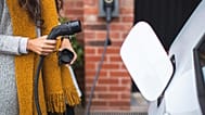 Gros plan sur une femme rechargeant son véhicule électrique.