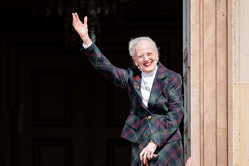 La reine Margrethe salue les gens lors de son 85e anniversaire au château de Fredensborg, le 16 avril 2025.