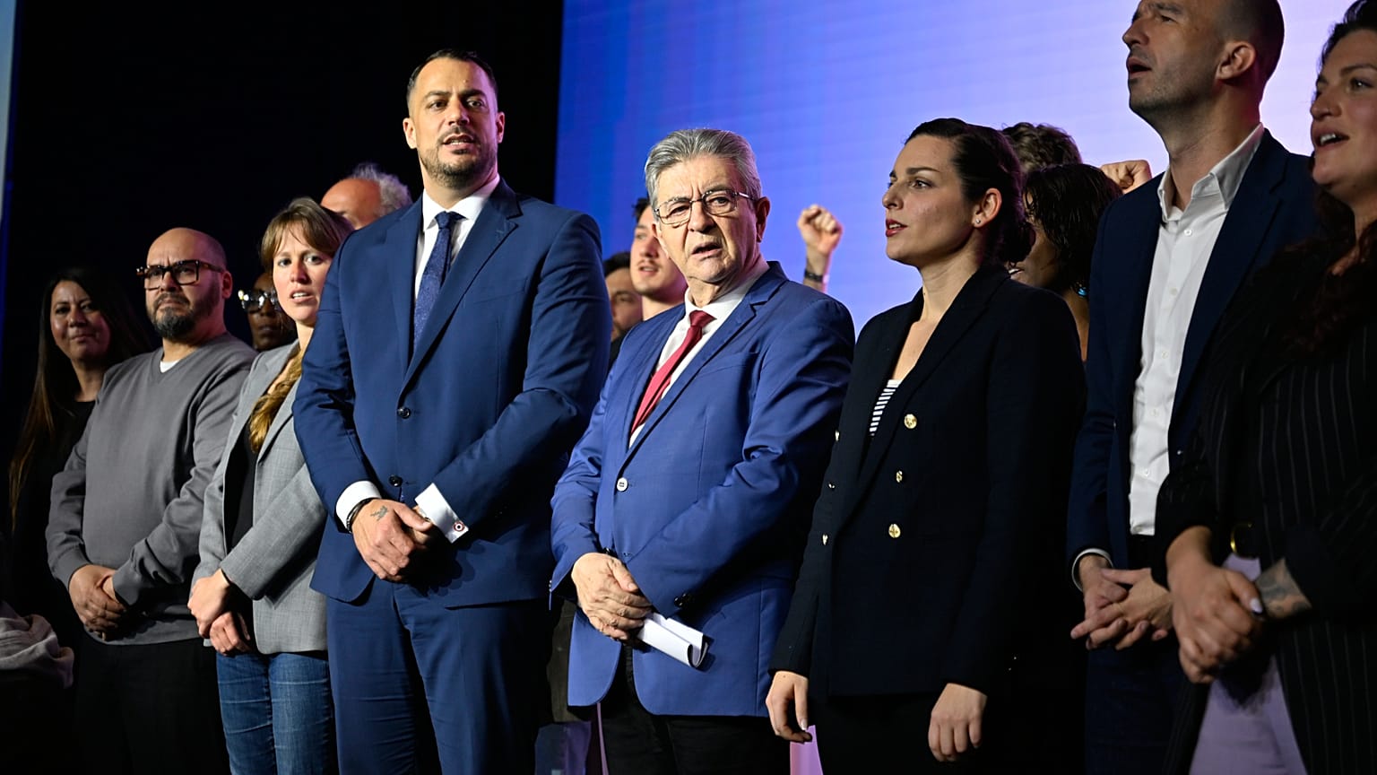 حضر زعيم اليسار المتطرف الفرنسي جان لوك ميلانشون، في الوسط، ومرشح حزب فرنسا الأبية (LFI) اليساري المتطرف لانتخابات رئاسة بلدية مرسيليا سيباستيان ديلوغو، في وسط اليسار، اجتماعا