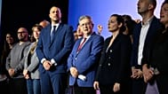 حضر زعيم اليسار المتطرف الفرنسي جان لوك ميلانشون، في الوسط، ومرشح حزب فرنسا الأبية (LFI) اليساري المتطرف لانتخابات رئاسة بلدية مرسيليا سيباستيان ديلوغو، في وسط اليسار، اجتماعا