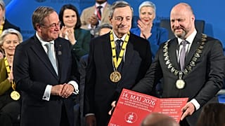 Eski Avrupa Merkez Bankası Başkanı Mario Draghi (ortada), Aachen'de Karl Büyük Ödülü'ne layık görüldükten sonra gülümsüyor.