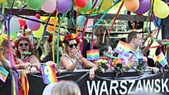 Der Warschauer Bürgermeister Rafał Trzaskowski hat angekündigt, dass das Rathaus die erste Umschreibung einer gleichgeschlechtlichen Ehe vorgenommen hat.