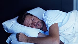 Dormir muy poco o demasiado acelera el envejecimiento del cerebro, el corazón, los pulmones y las defensas y se asocia a enfermedades, según un nuevo estudio.