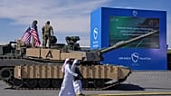 جنود أمريكيون يقفون فوق دبابة عسكرية معروضة في معرض الدفاع العالمي بالرياض بالمملكة العربية السعودية، الأحد 8 فبراير 2026. 