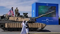 جنود أمريكيون يقفون فوق دبابة عسكرية معروضة في معرض الدفاع العالمي بالرياض بالمملكة العربية السعودية، الأحد 8 فبراير 2026. 