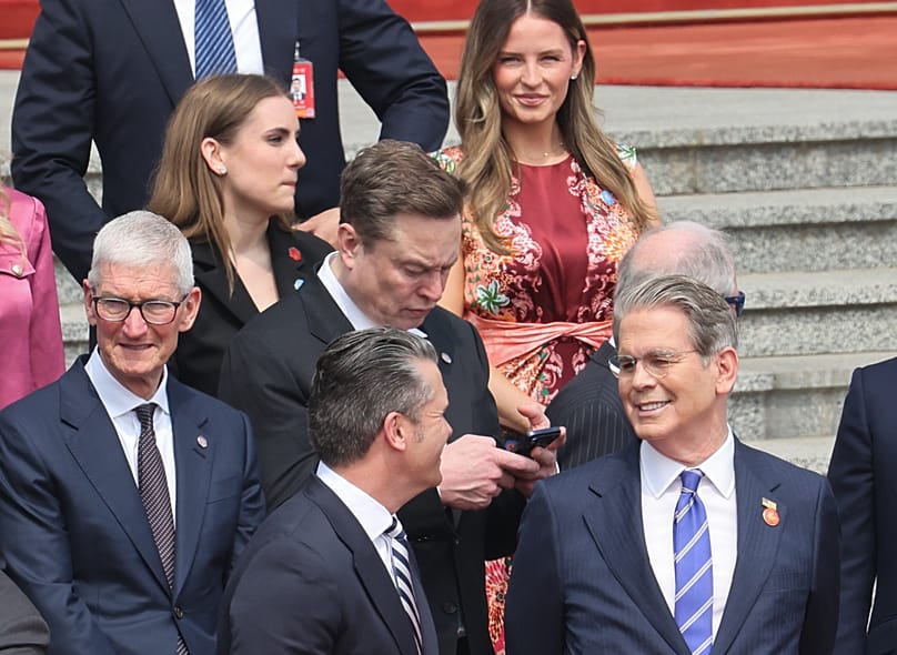 مدیران شرکت‌های فناوری در این سفر از گوشی‌های موسوم به «پاک» استفاده می‌کنند