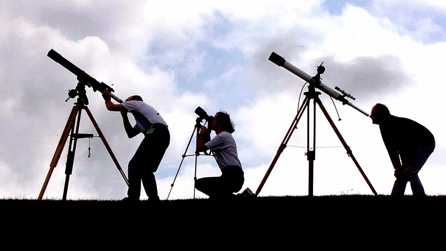 FILE: Membri dell'Associazione britannica degli astronomi nel loro campo vicino a Truro, Regno Unito, il 10 agosto 1999, mentre si preparano per un'eclissi solare totale.