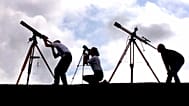 FILE: Membri dell'Associazione britannica degli astronomi nel loro campo vicino a Truro, Regno Unito, il 10 agosto 1999, mentre si preparano per un'eclissi solare totale.