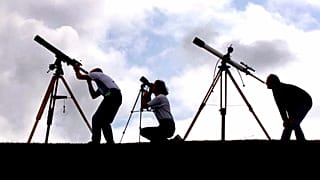 ARQUIVO: Membros da Associação Britânica de Astrónomos no seu acampamento perto de Truro, Reino Unido, em 10 de agosto de 1999, preparando-se para um eclipse solar total.