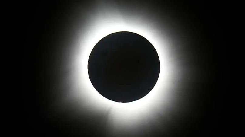 FILE: La Luna copre il Sole durante l'eclissi totale dell'8 aprile 2024, vista da Carbondale, USA.