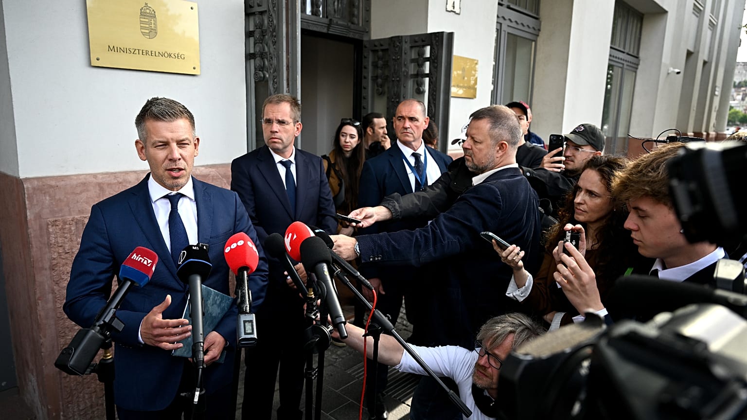 Magyar Péter miniszterelnök a kormányzati átadás-átvétel után tartott sajtótájékoztatón a korábbi Miniszterelnökség épülete előtt