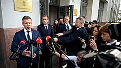 Magyar Péter miniszterelnök a kormányzati átadás-átvétel után tartott sajtótájékoztatón a korábbi Miniszterelnökség épülete előtt