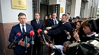 Magyar Péter miniszterelnök a kormányzati átadás-átvétel után tartott sajtótájékoztatón a korábbi Miniszterelnökség épülete előtt