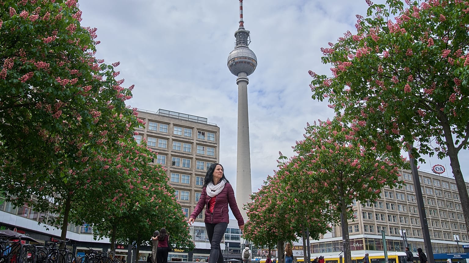 Eine Frau geht vor dem Fernsehturm am Alexanderplatz in Berlin, 11. Mai 2026.