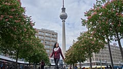 Eine Frau geht vor dem Fernsehturm am Alexanderplatz in Berlin, 11. Mai 2026.