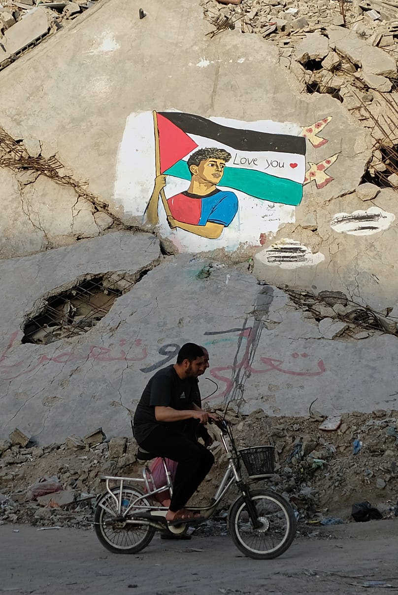 Un mural que representa al jugador de fútbol del FC Barcelona Lamine Yamal sosteniendo una bandera palestina sobre los escombros de un edificio destruido en el norte de la ciudad de Gaza, jueves 14 de mayo de 2026.