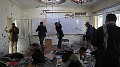صحفيون يصورون داخل جامعة كابول بعد الهجوم المميت في كابول، أفغانستان، الثلاثاء 3 نوفمبر 2020.