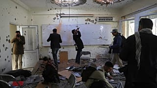 صحفيون يصورون داخل جامعة كابول بعد الهجوم المميت في كابول، أفغانستان، الثلاثاء 3 نوفمبر 2020.