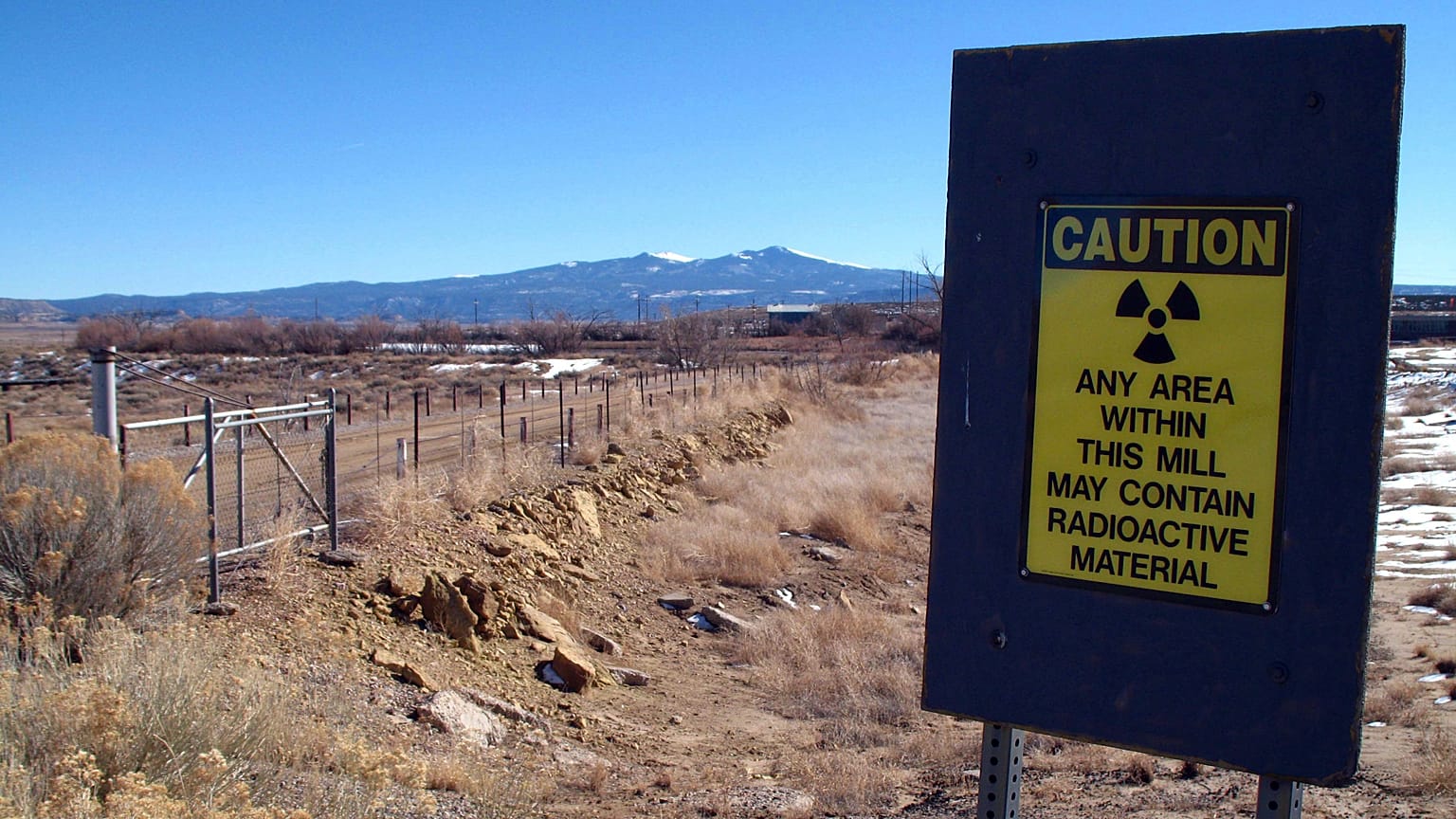 ARCHIVO - Una señal de advertencia en el antiguo emplazamiento de la planta de procesamiento de uranio Kerr-McGee en un terreno abierto en primer plano, en Nuevo México, el 20